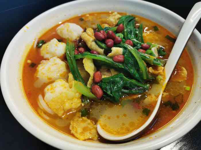 反正这种连锁店一般不太会出错 这次是加了「墨鱼丸」的微辣螺蛳粉