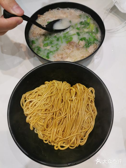 鑫冉面馆红烧牛肉面大锅羊肉汤葱油拌面图片