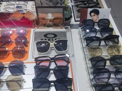 -美式眼镜·授权蔡司.依视路.尼康.豪雅.明月(人民广场店)