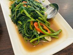 -Chom Cafe and Restaurant