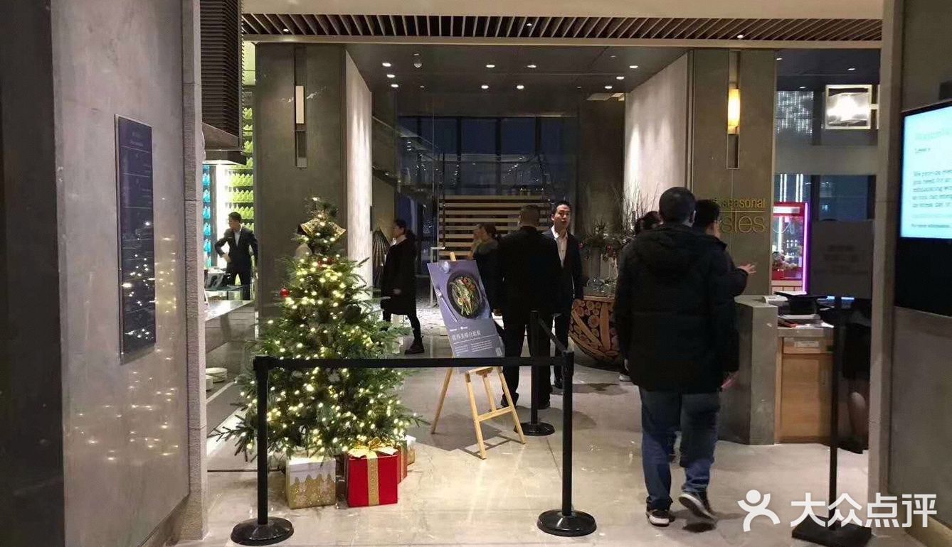 50楼可以上楼更高的楼层，楼层上的景色独好，哈哈哈