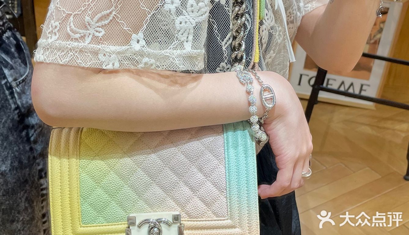 一人一个！体验一下2⃣️折买香奈儿的快乐💃