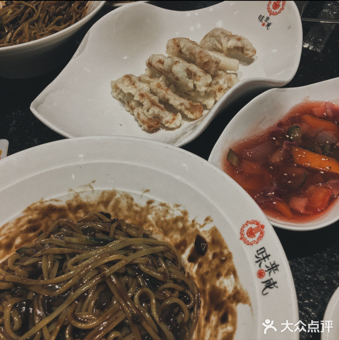 糖醋肉真的好吃，最喜欢里面的炸年糕了，酱炒鸡酸甜