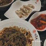 糖醋肉真的好吃，最喜欢里面的炸年糕了，酱炒鸡酸甜