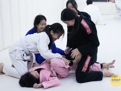 -菠萝格斗巴西柔术训练馆