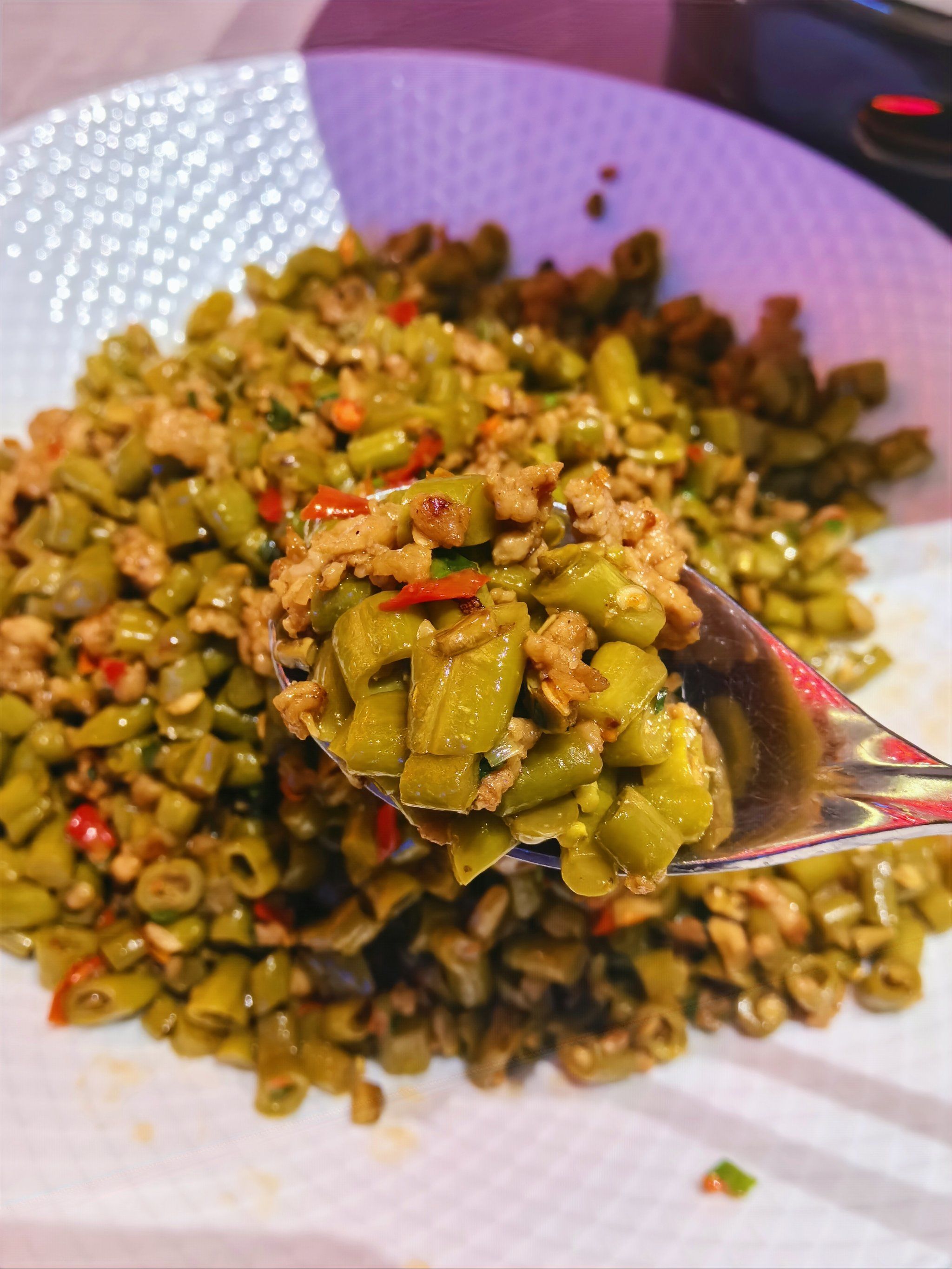 小时候醉爱吃的就是妈妈炒的肉沫酸豆角,早上配粥,晚上配饭🍚