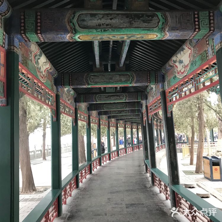园内亭、台、楼、阁、廊、榭等不同形式的建筑风格