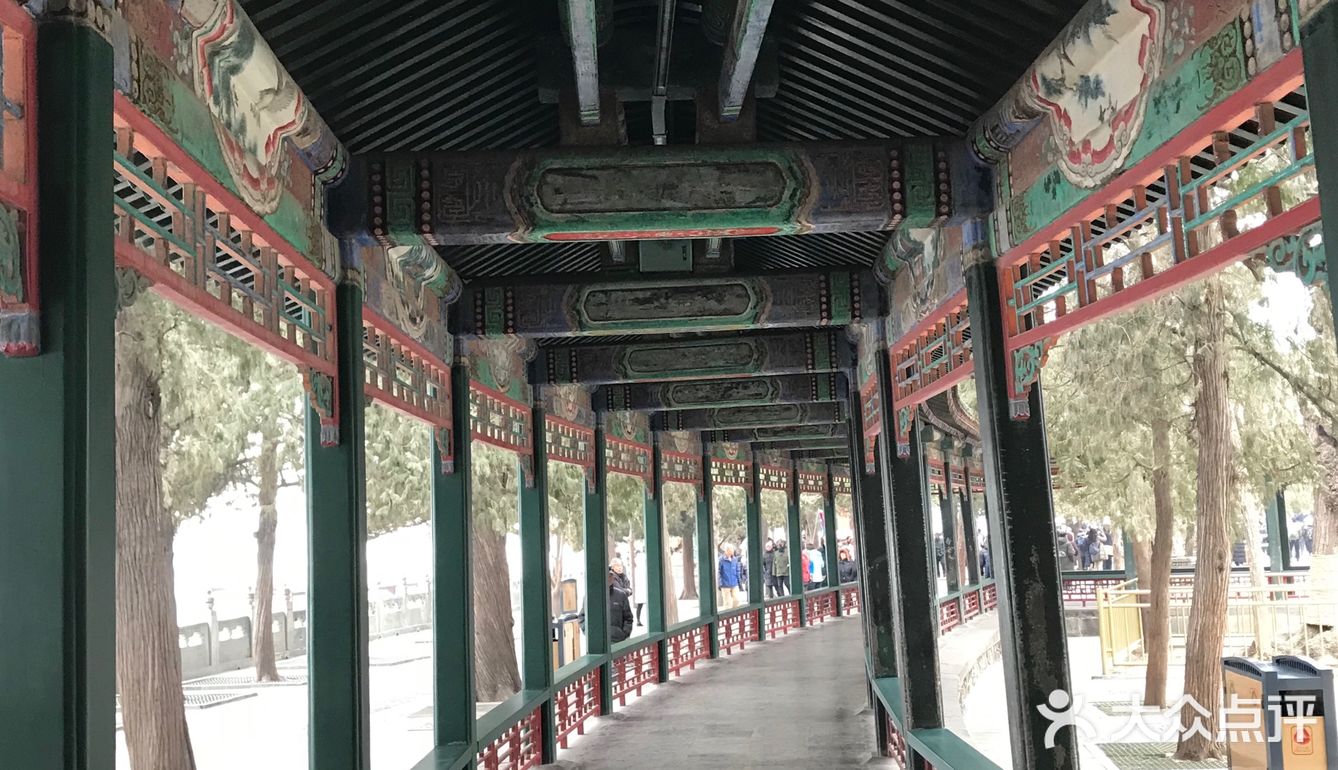 园内亭、台、楼、阁、廊、榭等不同形式的建筑风格