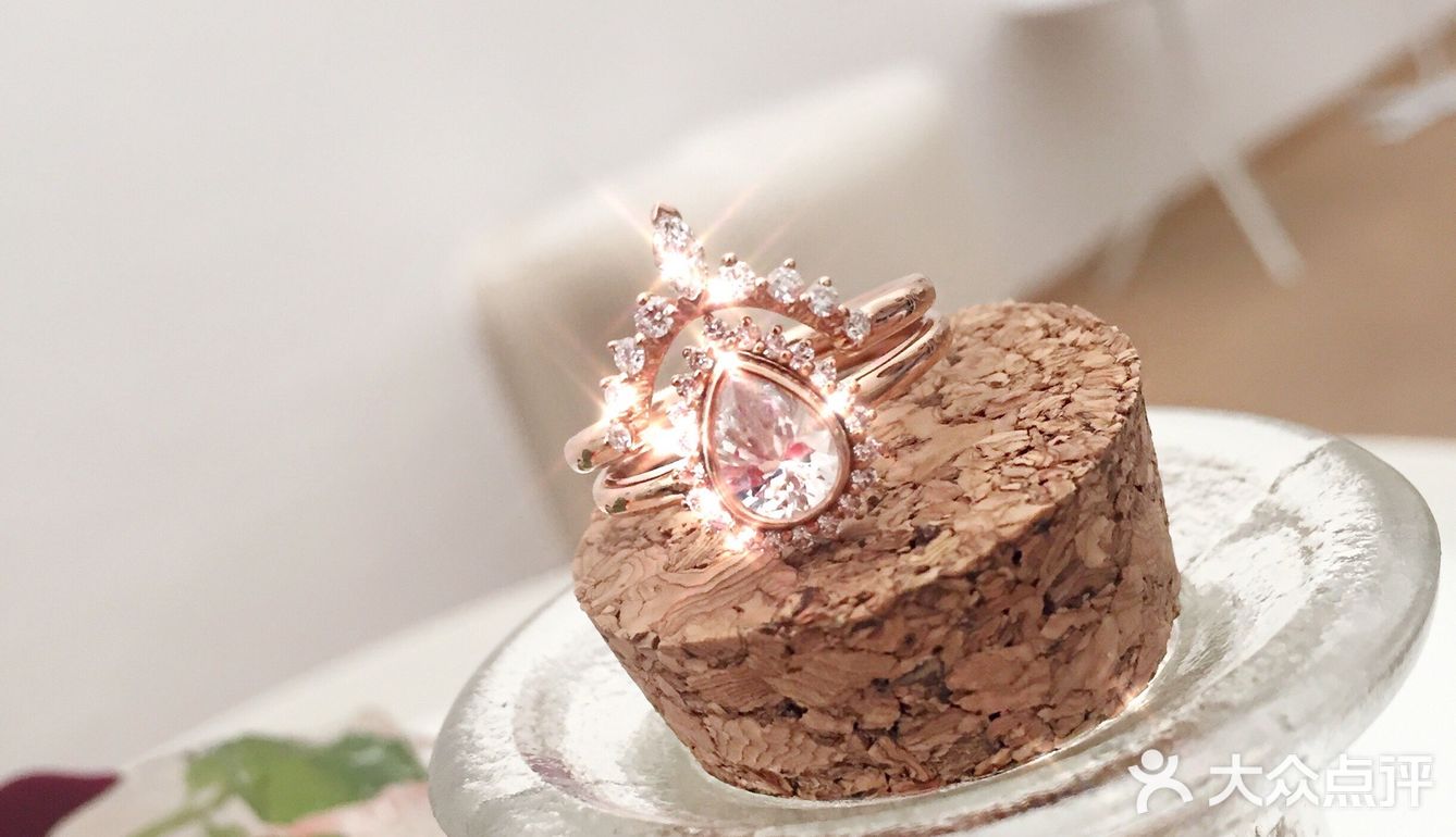别低头皇冠👑会掉，婚戒💍中的皇后“达芙妮”💎