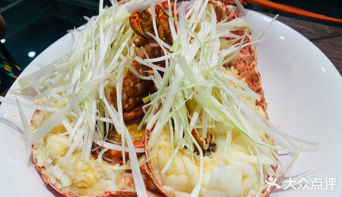 一只帝王蟹1598元,一只澳龙1380元