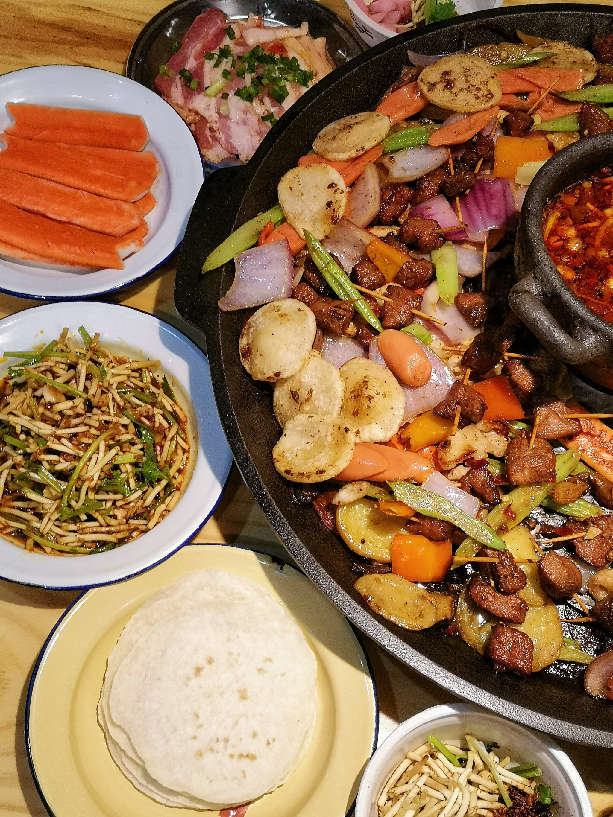 在江汉路也能吃到正宗的贵州活油烙锅啦!