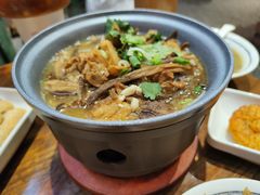 珊瑚菌焖五花肉钵饭-黑白电视长沙小吃(悦汇城店)