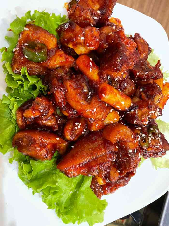 今天来吃了春川炒鸡,看上去红彤彤的很大一盘,其实不是很辣,也不是