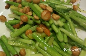 Macadamia Nut Stir-Fried Asparagus
