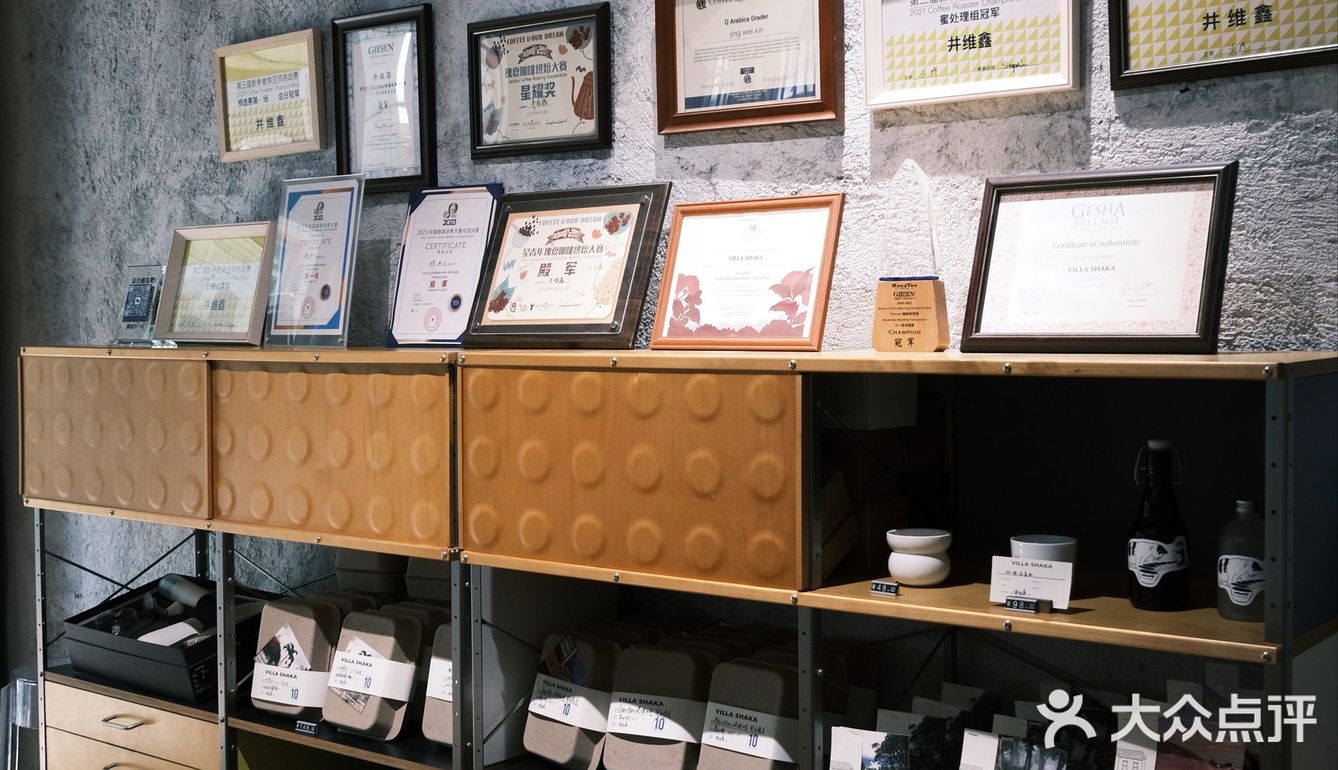 这是一家开业还不到一年的新店，却吸引了无比多