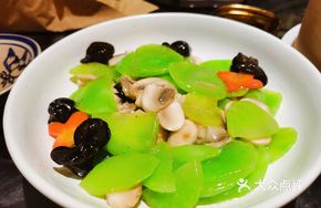 Button Mushroom and Green Bamboo Shoots
