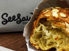 扁桃仁可颂-Seesaw Coffee(上生新所店)