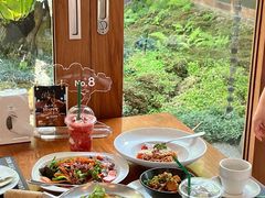 -Chom Cafe and Restaurant