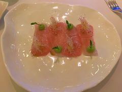 皇帝鱼刺身配牛油果和小红萝卜-Jean Georges