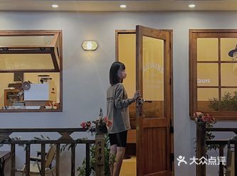 巷子里的小木屋别有洞天