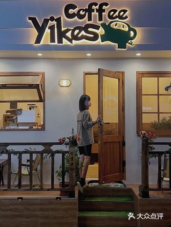 巷子里的小木屋别有洞天