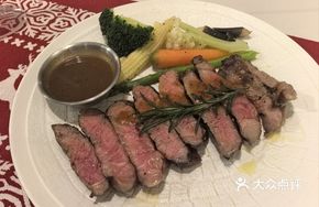 Charcoal-grilled Australian Sirloin Steak with Black Pepper Sauce