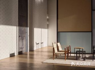 Roomers Hotel建筑外观采用简洁的黑白灰格调