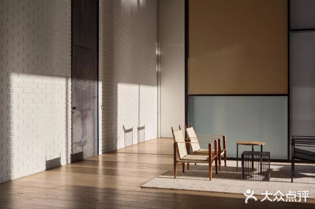 Roomers Hotel建筑外观采用简洁的黑白灰格调