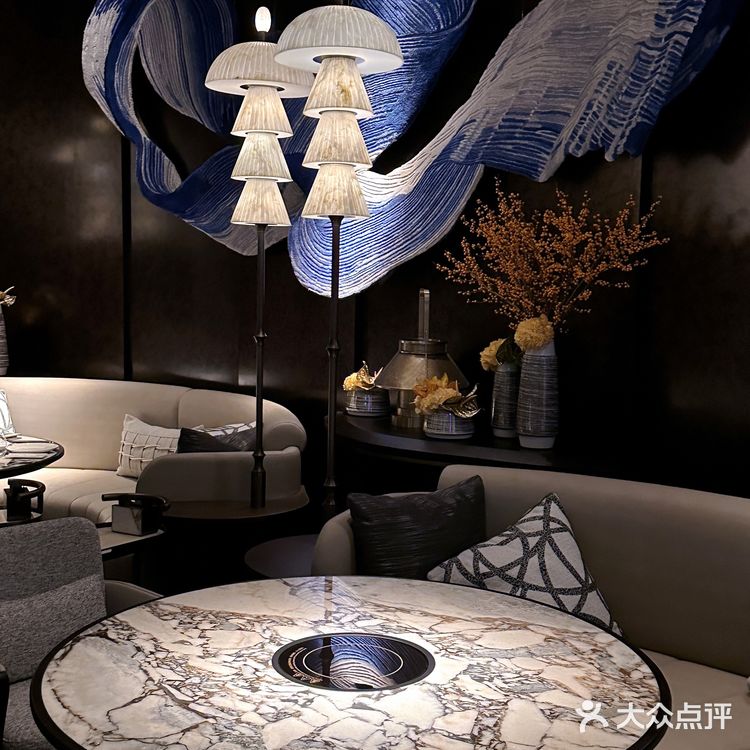 在上海的繁华地带，有一家独特的初筵火锅