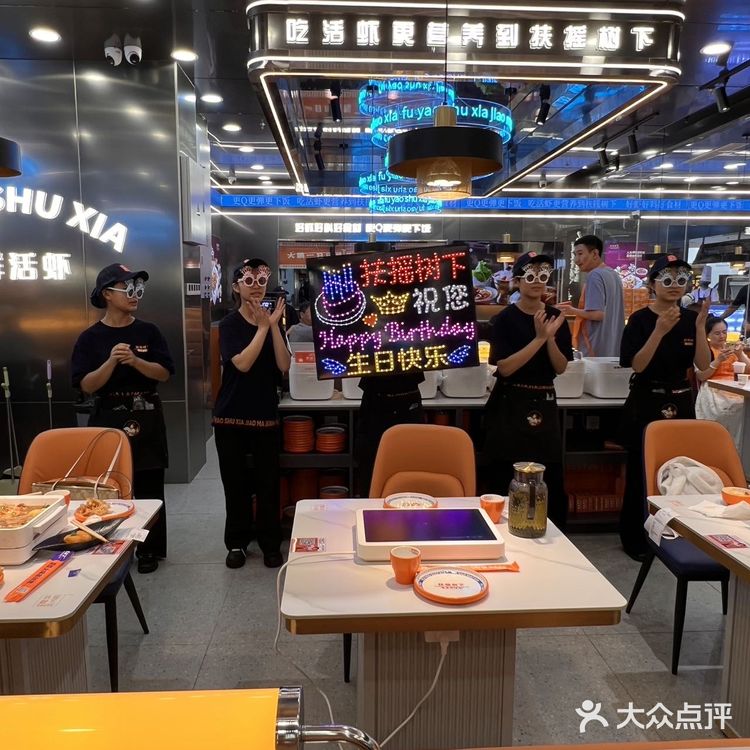 排队🤴扶摇树下终于开到经四路万达啦~