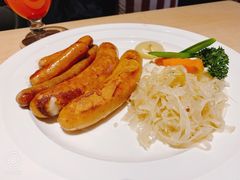 德国香肠拼盘配土豆泥和酸椰菜-LENBACH兰巴赫西餐啤酒坊(大连东港店)
