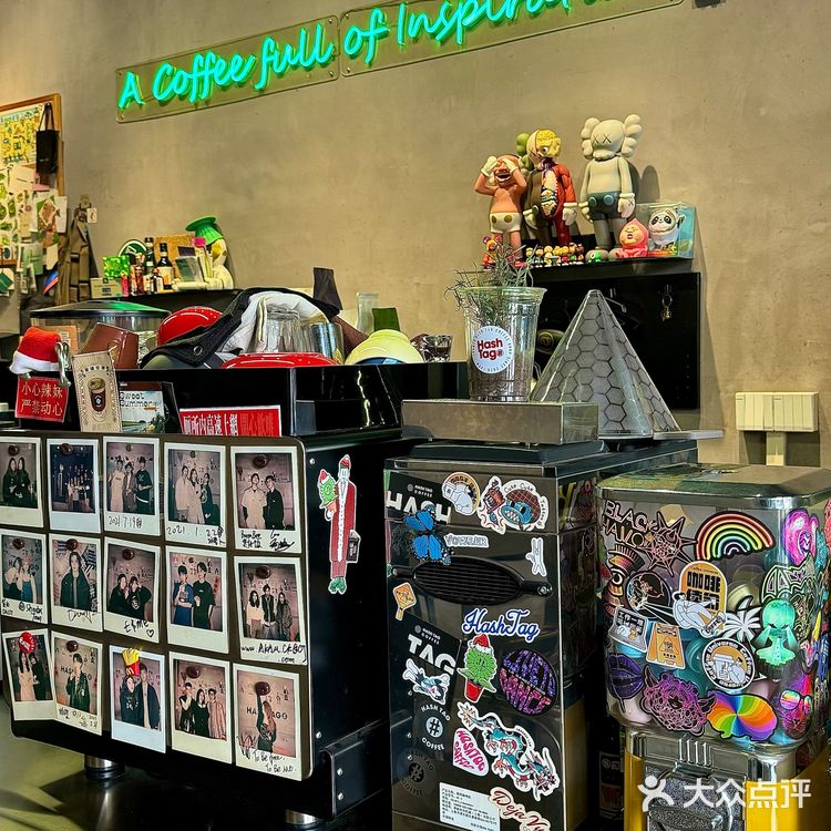 不懂就问！江门的咖啡店都这么圣诞🎄吗？？