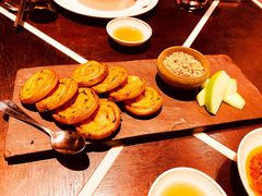榛果焦糖鹅肝酱拌葱油饼-杭州西子湖四季酒店·金沙厅