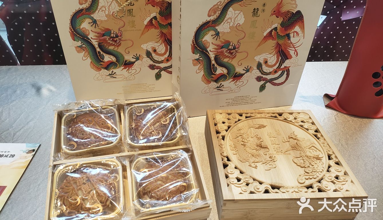 我们终于等到了机会得偿所愿。店面在广场中非常显眼