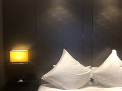 -武汉光谷广场杨家湾地铁站怡程酒店