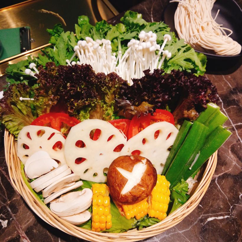 时蔬拼盘^比较实惠的拼盘,蔬菜种类挺多的,秋葵,莲藕,香菇,金针菇