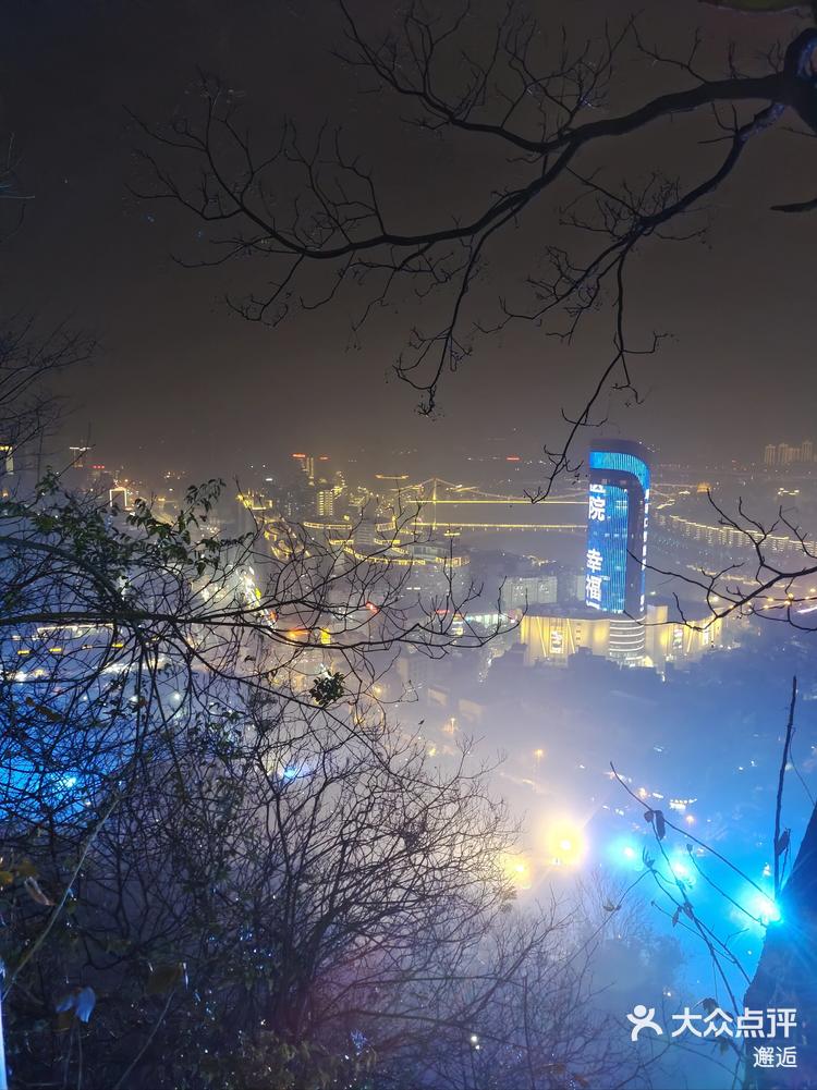放完行李,直奔柳州马鞍山公园,听说马鞍山公园夜景不错,可以看到柳州
