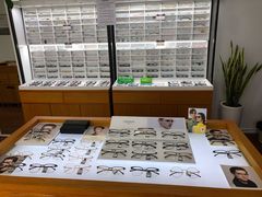 -视野联行眼镜•蔡司•依视路(温江店)