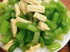 芹菜腐竹-宝瑞门钉肉饼店