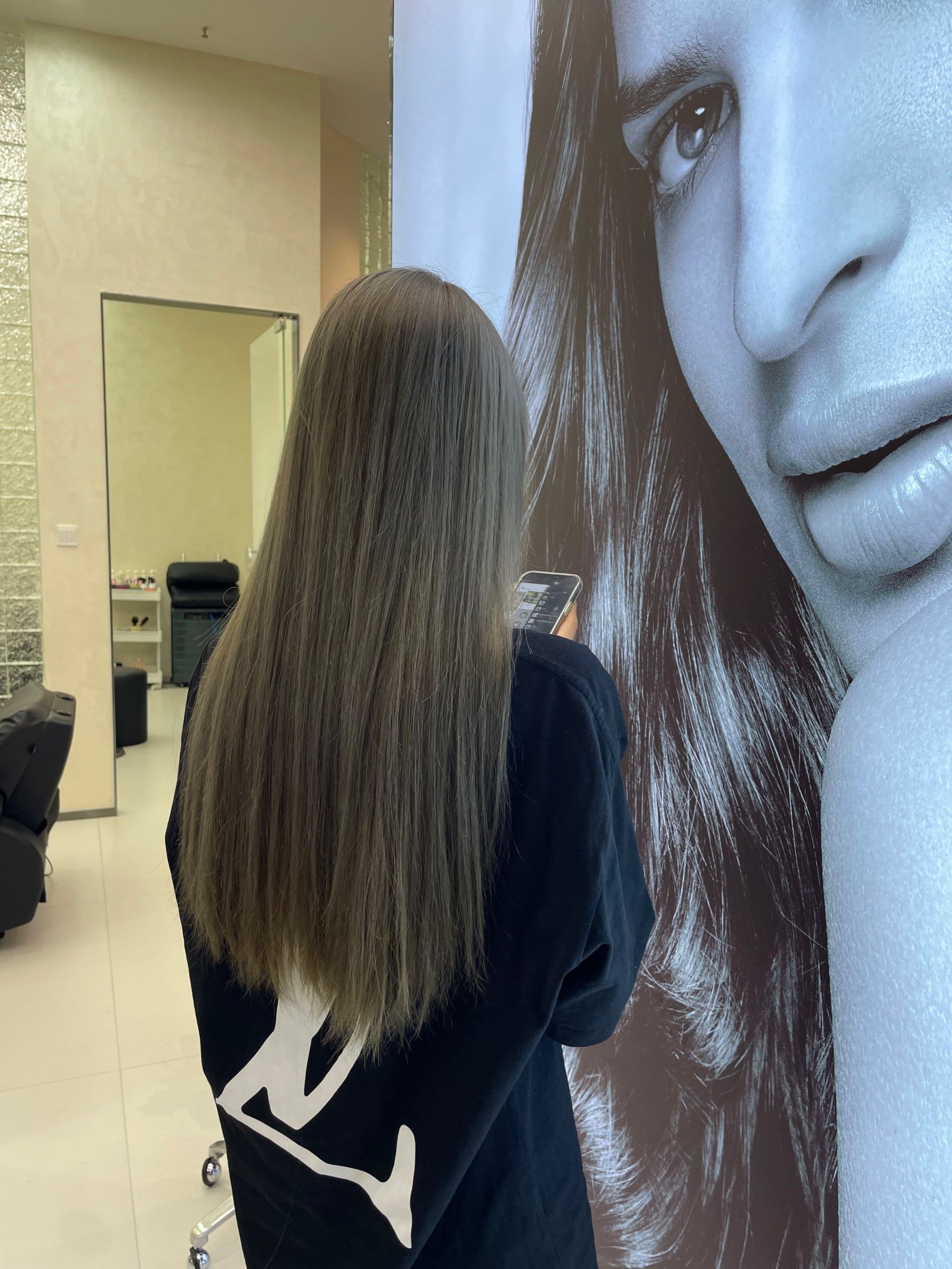 奶茶色长发女生