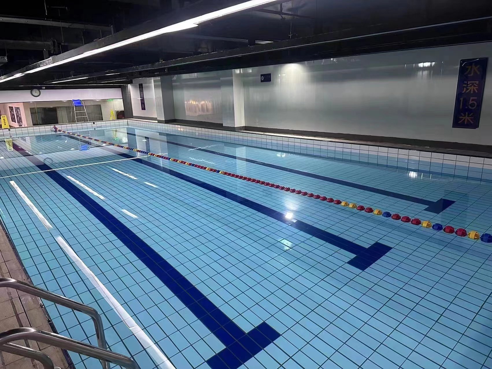 走进小区地下一层的游泳馆,第一眼就被这里独特