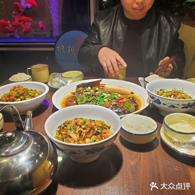 干净明亮，进门让人舒畅。服务：服务主动热情