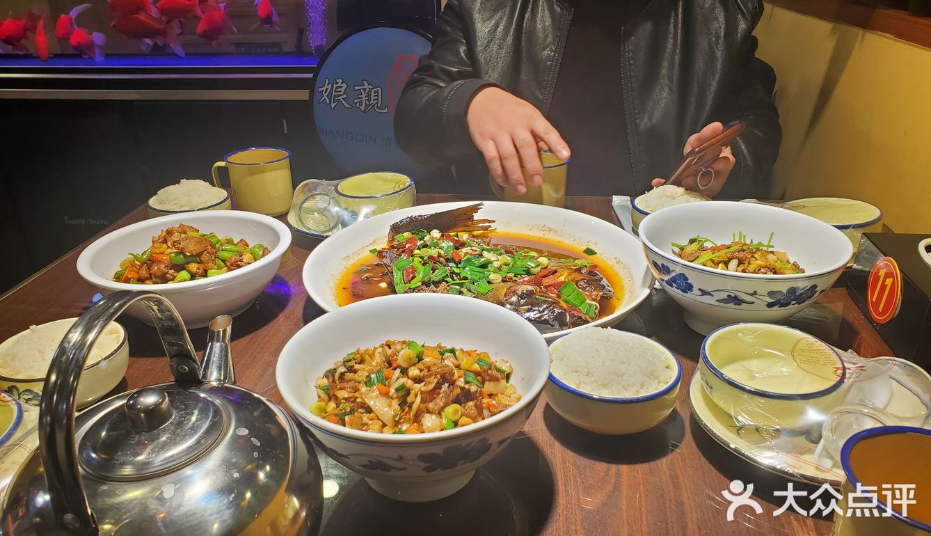 干净明亮，进门让人舒畅。服务：服务主动热情