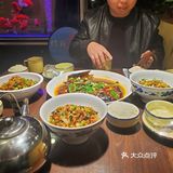 干净明亮，进门让人舒畅。服务：服务主动热情