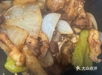 #城市向导官红汤上飘着金黄的炸黄豆，酸豆角碎和翠绿葱