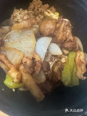 #城市向导官红汤上飘着金黄的炸黄豆，酸豆角碎和翠绿葱