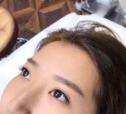 补色前，李老师在给我稍微设计眉形-HQ半永久纹绣纹眉