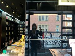 -钟书阁(松江泰晤士小镇店)