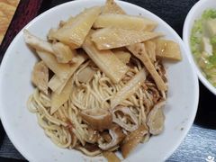 -松树干拌面店