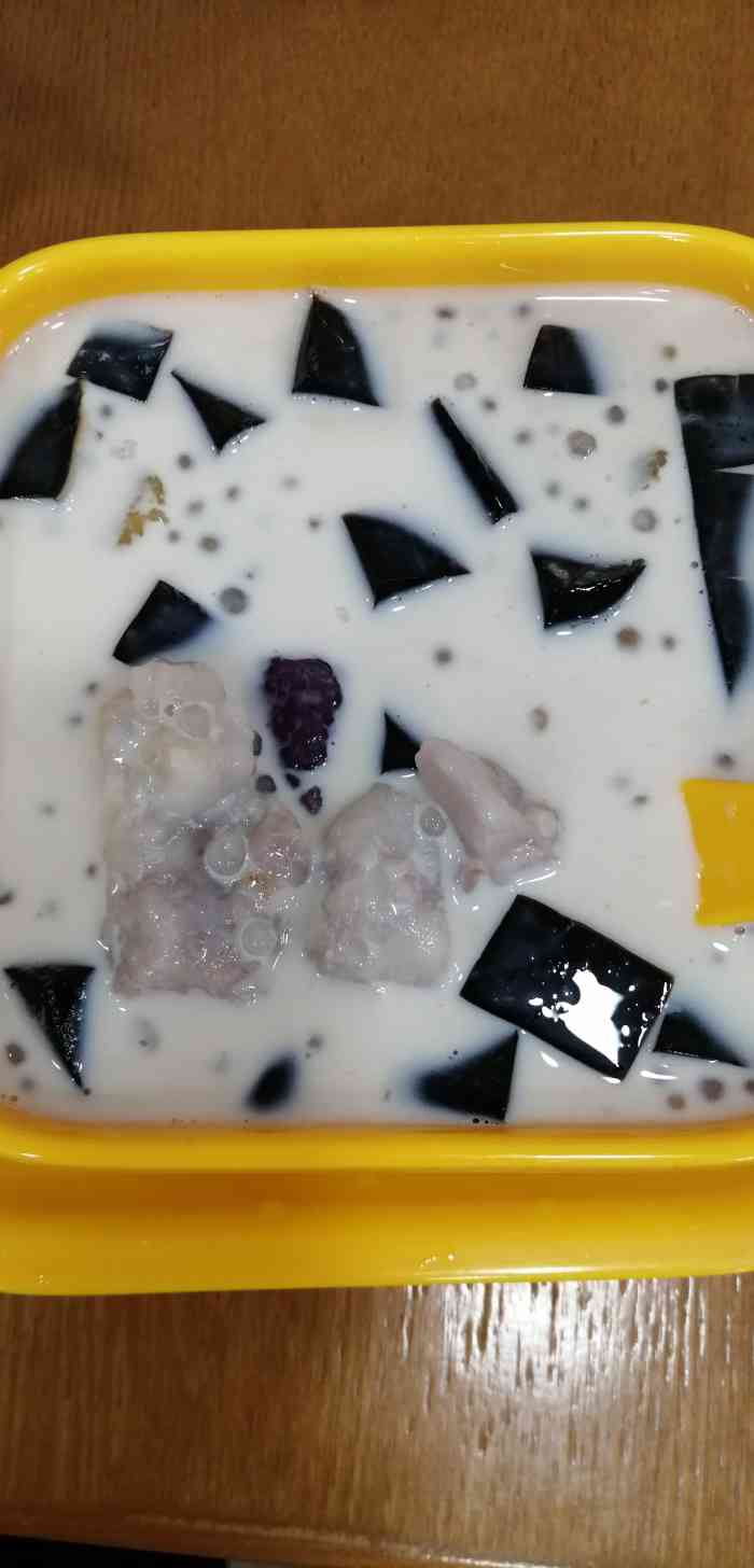 冰神糖水铺-"地理位置优越,在地铁口的出口附近,很牛逼.